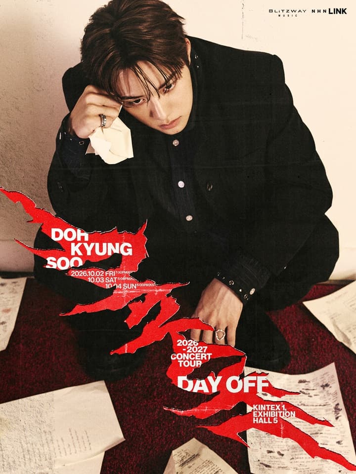 2026-2027 도경수 콘서트 투어 [DAY OFF] 서울 공연의 변경된 포스터. 검은 옷차림의 도경수가 종이가 흩어진 바닥에 앉아 있고, 붉은 그래픽 위에 2026.10.02 FRI · 10.03 SAT · 10.04 SUN과 변경된 장소 'KINTEX 1, EXHIBITION HALL 5'가 표기돼 있다.