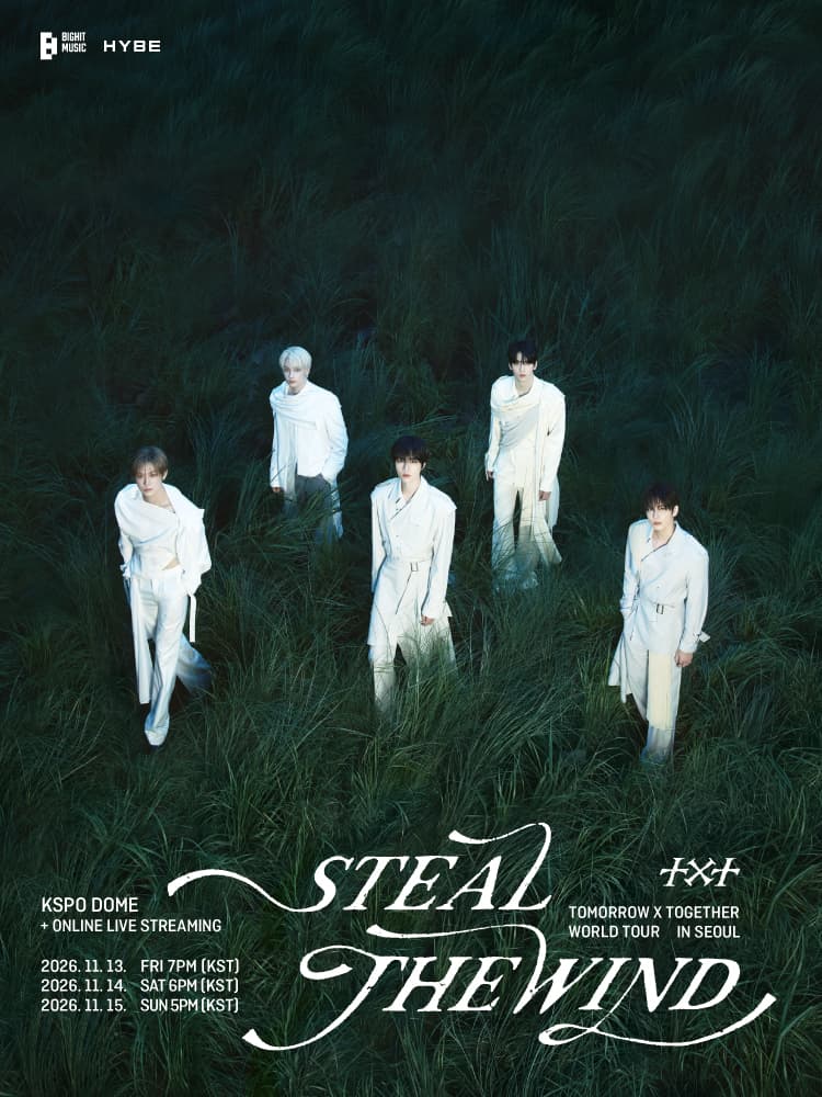 TOMORROW X TOGETHER WORLD TOUR STEAL THE WIND IN SEOUL 포스터. 풀밭에 선 다섯 멤버의 뒷모습 아래 투어명이 흘림체로 적혀 있다